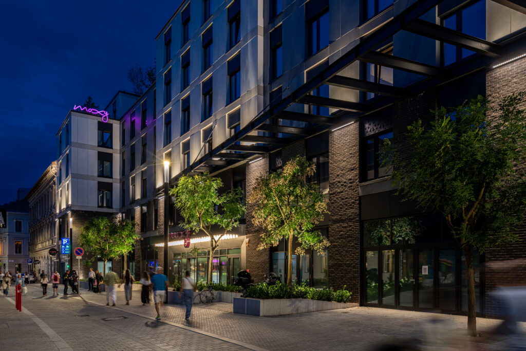 Facade lighting with W-DALI wireless control